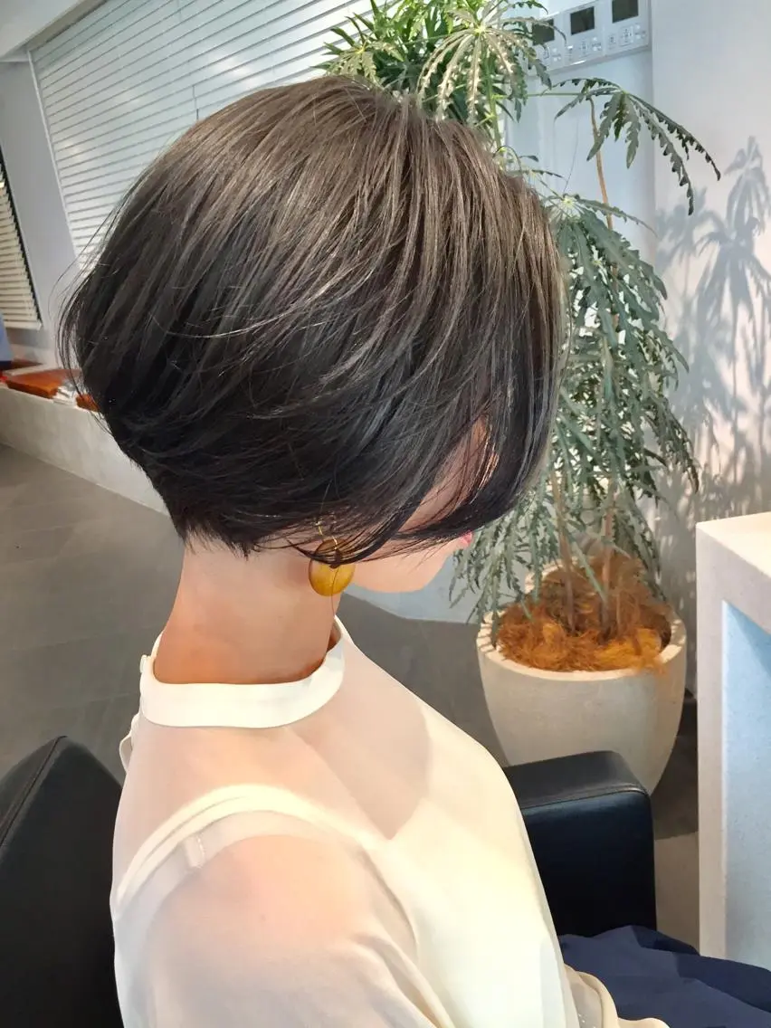 ショート カラー 前下がりボブ アッシュ ハイライトカラー シルバー シルバーアッシュ 大西 直人のヘアスタイル
