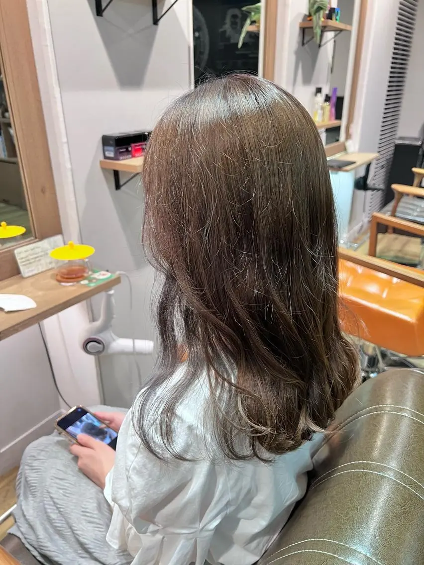 ロング カラー ブリーチ ブルーカラー ブルーグレー ヘアカラー トリートメント ツキダテ ユイのヘアスタイル