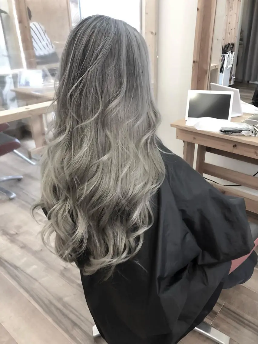 ロング カラー バレイヤージュ ブリーチ レイヤーカット ヘアカラー LOOP hairのヘアスタイル