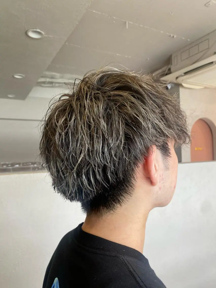 カラー パーマ メンズ メンズハイライト マッシュ メンズパーマ ツイストスパイラルパーマ ハイライトカラー 佐々木 雪菜のヘアスタイル