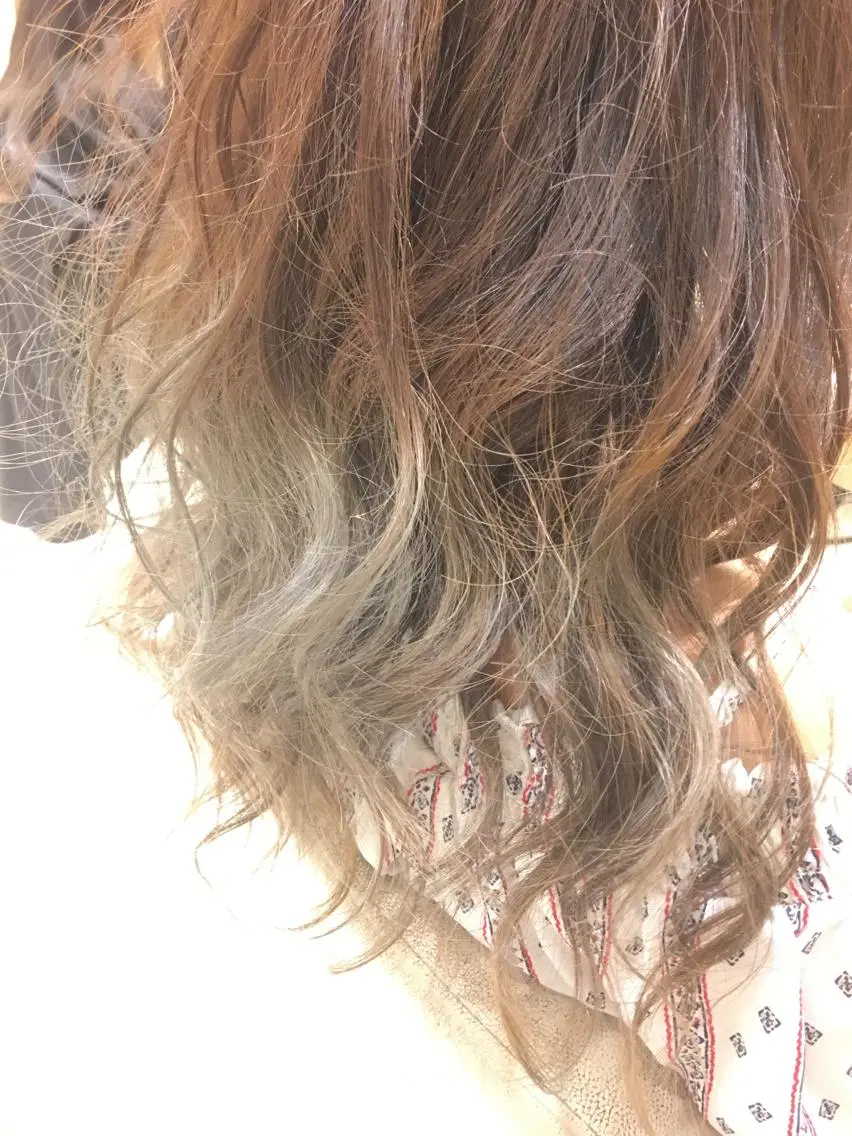 ロング カラー ブリーチ グラデーションカラー グレージュ 小田原NO1 美容師 飯田飛翔のヘアスタイル