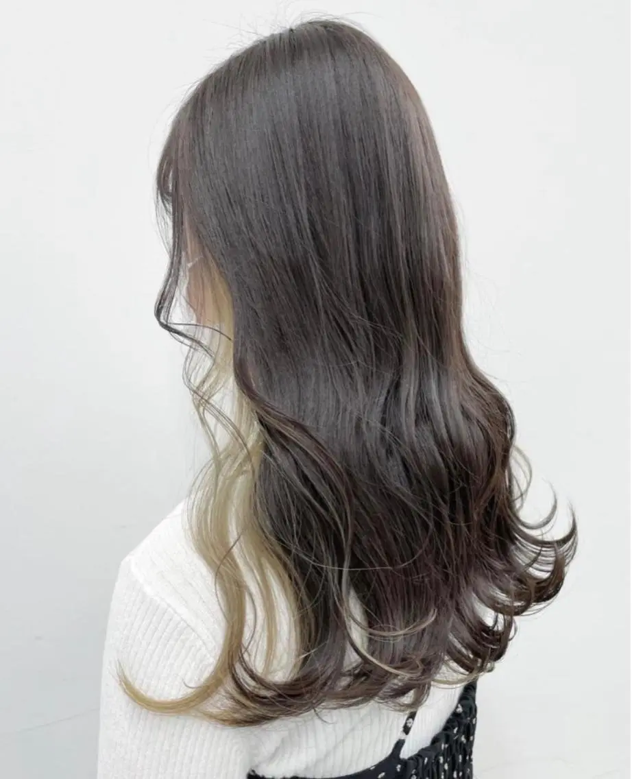 セミロング カラー ヘアアレンジ ベージュカラー インナーカラー ホワイトベージュ ヘアカラー トリートメント 🦄インナーカラー 🦄貫井彩花のヘアスタイル