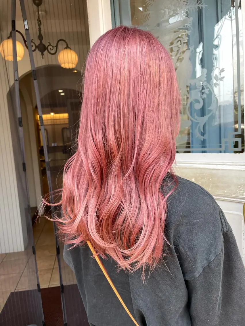 セミロング ヘアカラー ブリーチ毛矯正.髪質 改善.髪にドラマをのヘアスタイル