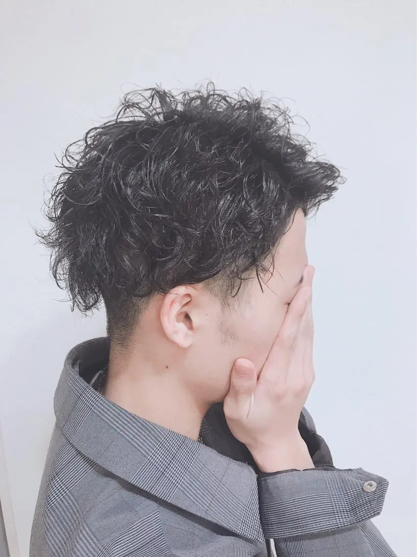 パーマ メンズ メンズパーマ メンズツイストパーマ ツーブロック ツイストパーマ 福森 みずきのヘアスタイル