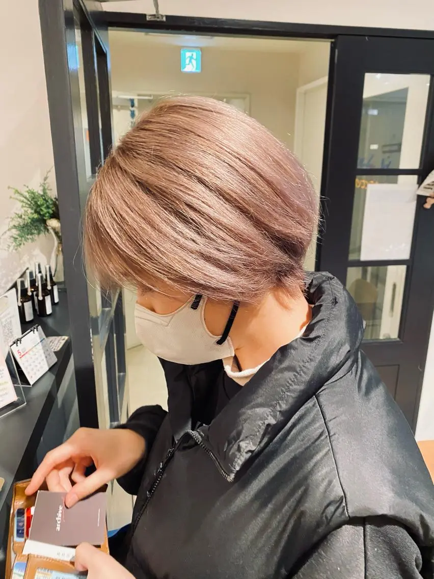 ショート カラー ベージュカラー ハイトーンカラー ピンクカラー ピンクベージュ 丸田 幹太のヘアスタイル