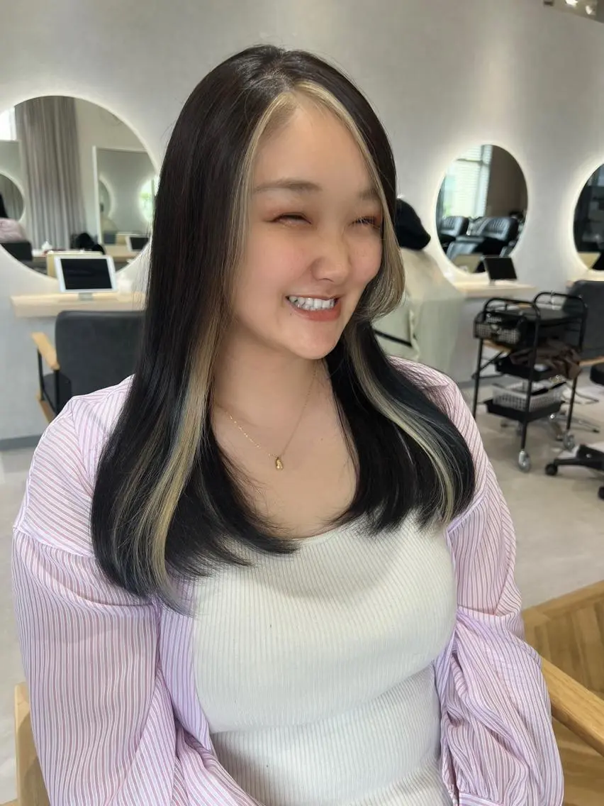 セミロング カラー ヘアカラー 韓国🇰🇷レイヤー 映える顔周り🩷のヘアスタイル