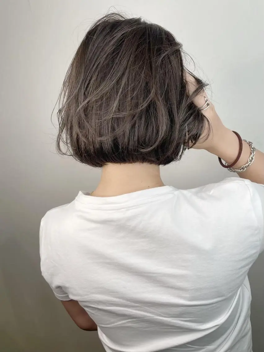 ミディアム ボブ 斜めバング 外国人風カラー 伸ばしかけ ハイライト カット ヘアカラー トリートメント _WHITE鳳店 アンダーバーホワイトのヘアスタイル