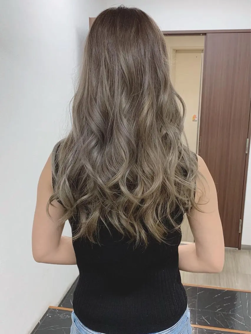 ロング カラー ブリーチ グラデーションカラー ヤナ マネージャーのヘアスタイル