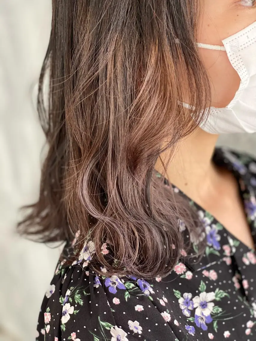 セミロング カラー 黒髪 ブリーチ グレージュ 勝河 怜楊のヘアスタイル