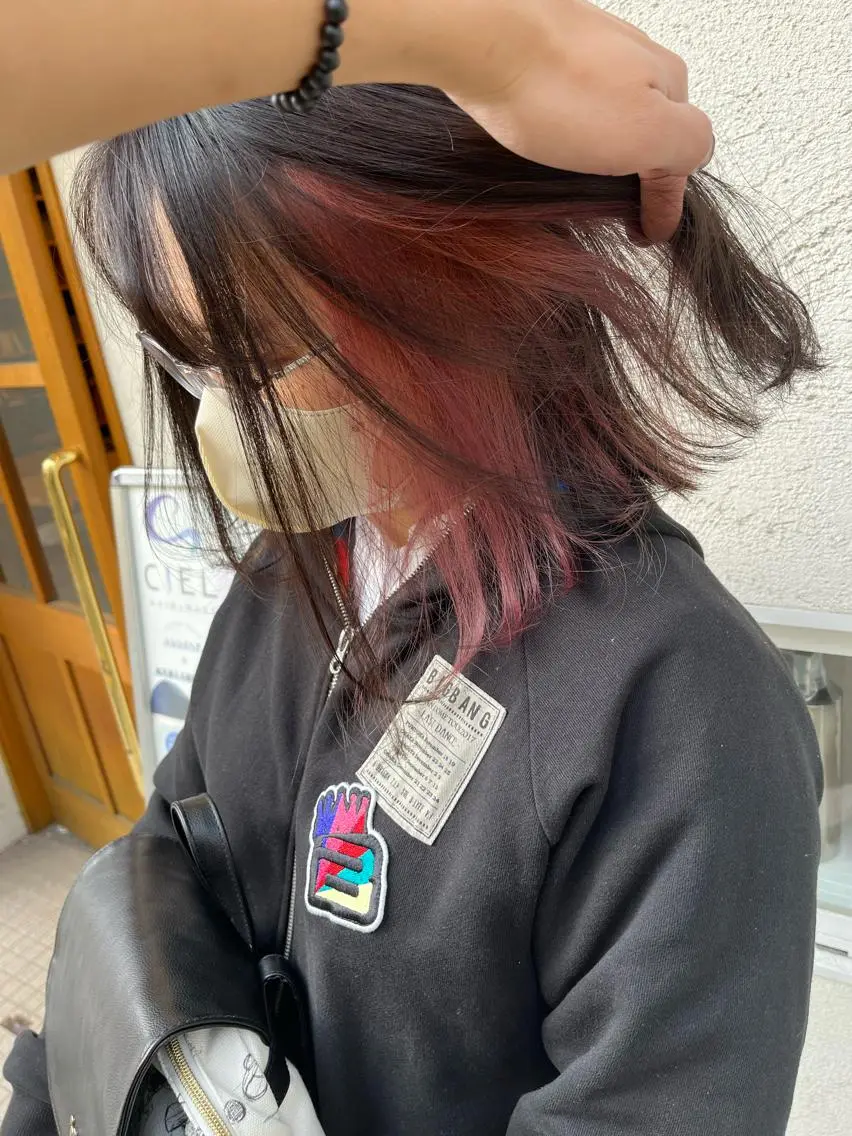 ミディアム カラー インナーカラー ＳＨＵ ＮＴＡのヘアスタイル