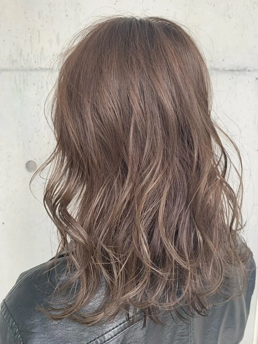 ミディアム カラー パーマ アッシュ ラベンダーカラー ラベンダーアッシュ ピンクカラー ピンクラベンダー カット ヘアカラー トリートメント Chlom🌿Top Stylist沖田のヘアスタイル
