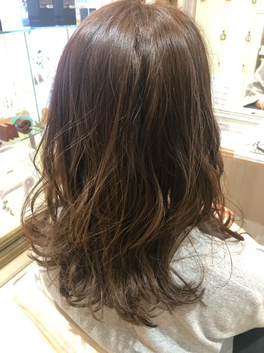 セミロング ヘアカラー トリートメント 似合う髪型見つけます AYAKAのヘアスタイル