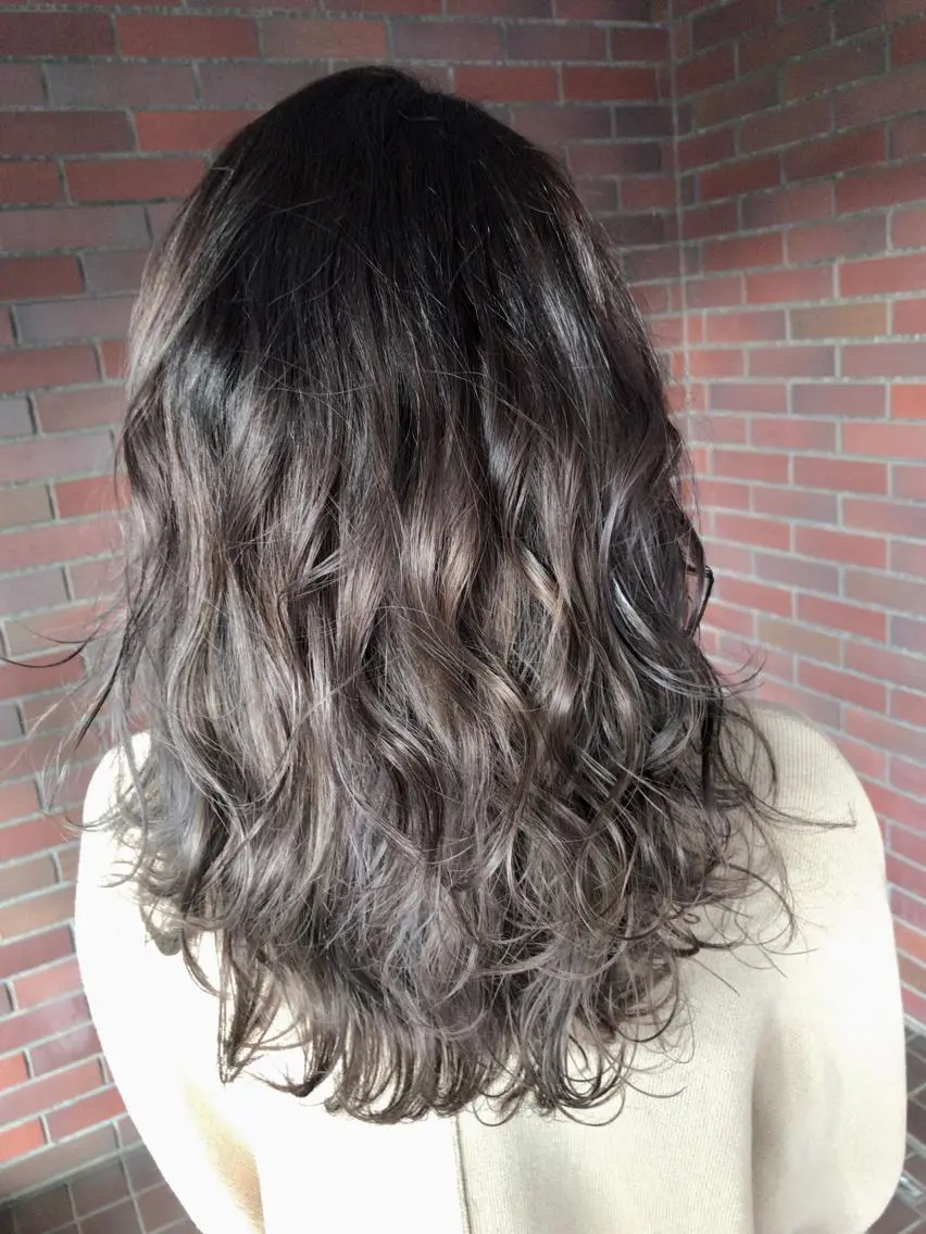 セミロング カラー バレイヤージュ ラベンダーカラー ラベンダーグレー レイヤーカット レイヤーカット匠 イソザキノリユキのヘアスタイル