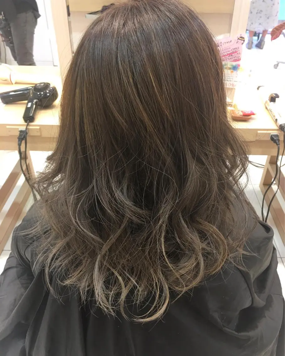 ミディアム カラー グレージュ ハイライトカラー ハイライト 小田原NO1 美容師 飯田飛翔のヘアスタイル