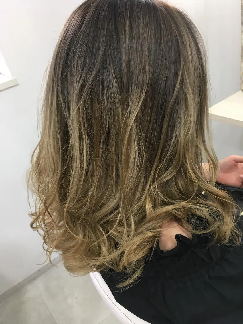 セミロング カラー グラデーションカラー 髪質改善 中川 翔のヘアスタイル