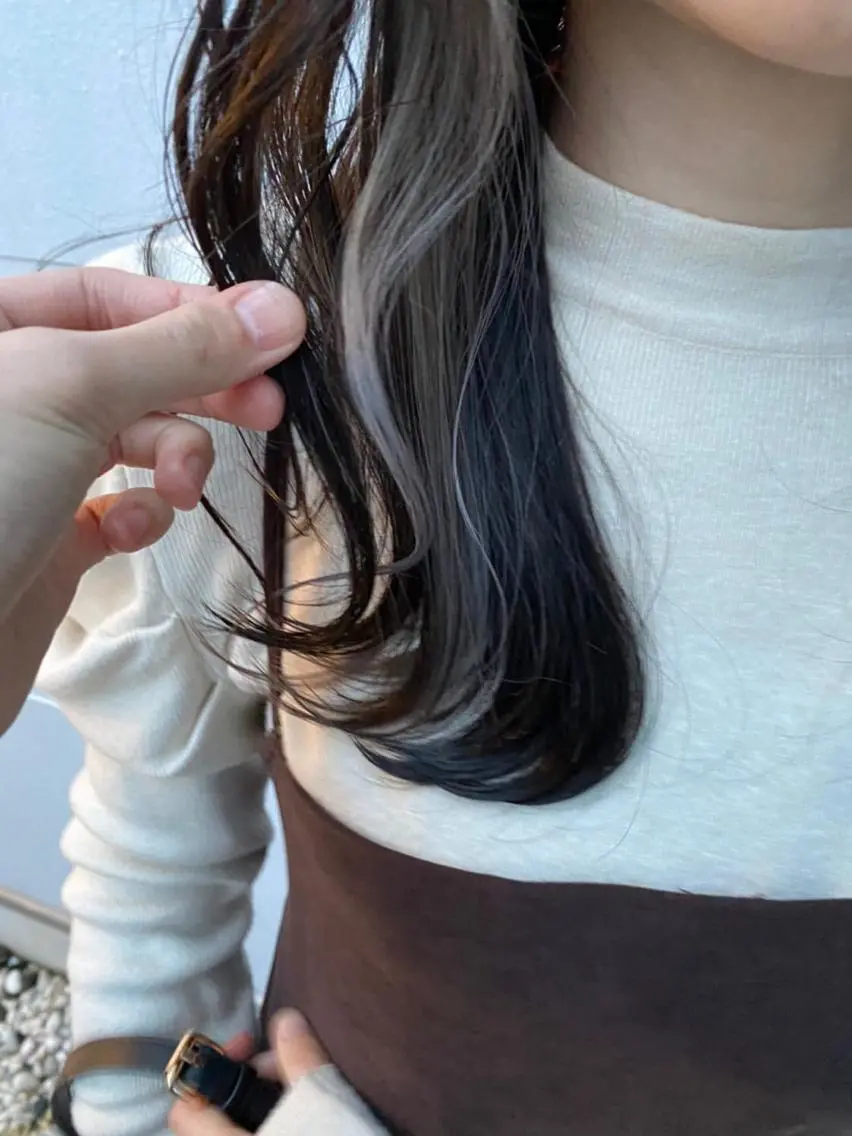 セミロング カラー インナーカラー マエダ リョウのヘアスタイル