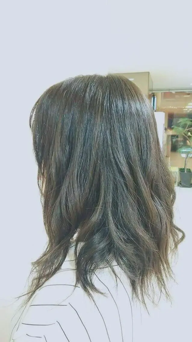 ミディアム カラー アッシュ ハイライトカラー オリーブアッシュ ハイライト 【Sweep】おじま のぞみのヘアスタイル
