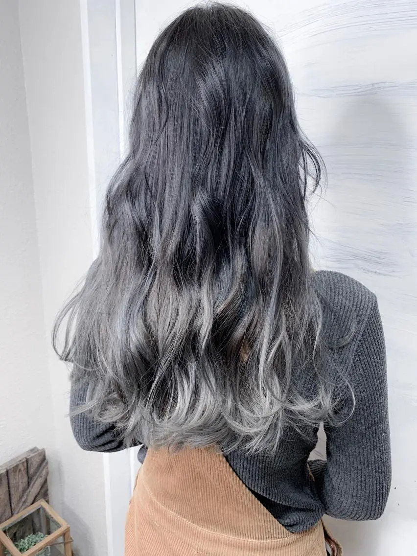 ロング カラー アディクシーカラー バレイヤージュ 黒髪 ブリーチ ブルーカラー ヘアカラー エクステ BOX mico.のヘアスタイル