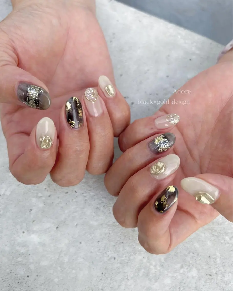 ネイル ゴールド ミラーネイル ニュアンスネイル ハンドネイル Nail Adore.のネイルデザイン