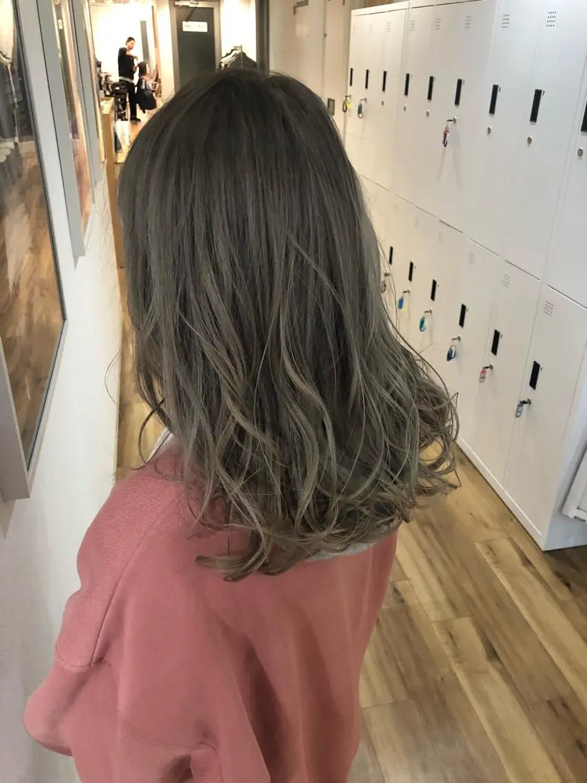 セミロング カラー ベージュカラー ミルキーベージュ カット ヘアカラー トリートメント ブリーチ特化 梅田本多翔のヘアスタイル