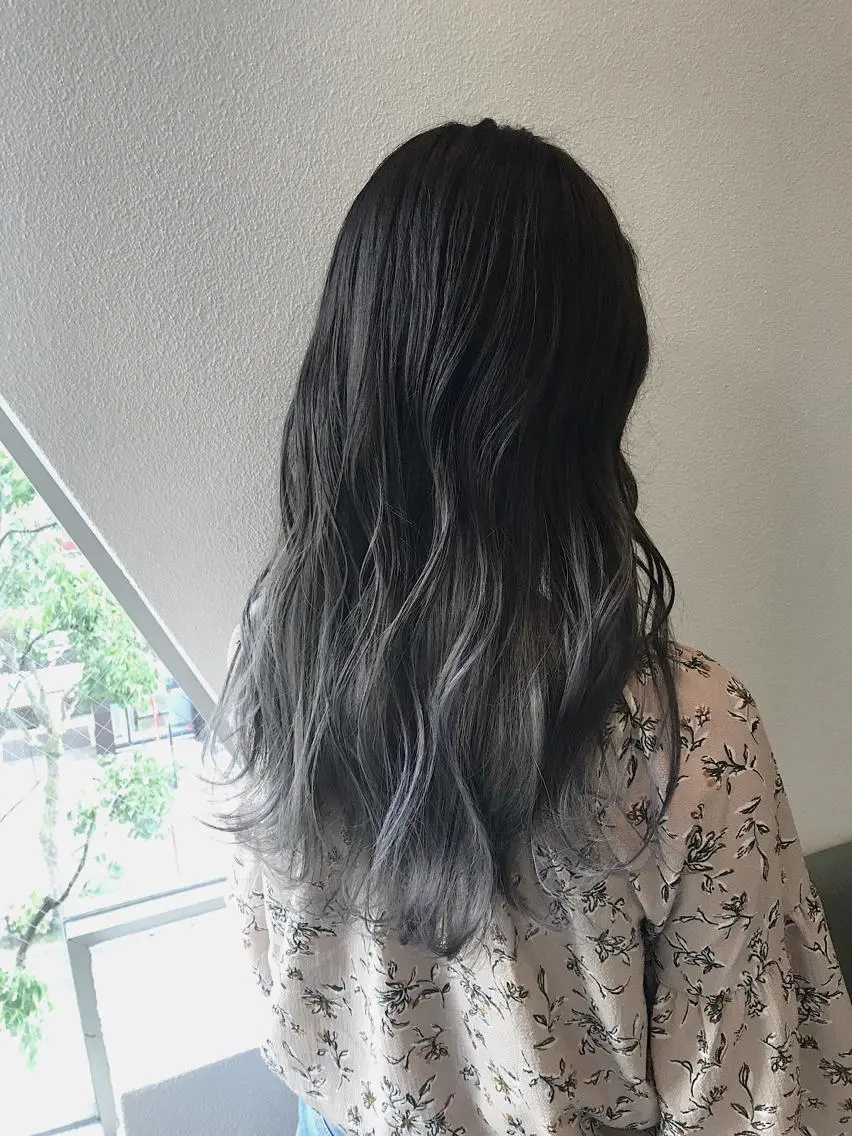 ロング カラー グラデーションカラー シルバー ヘアカラー トリートメント lani ブリーチ /ダブルカラーのヘアスタイル