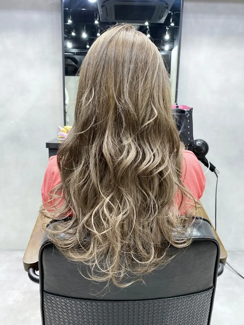 ロング カラー バレイヤージュ ブリーチ ケアブリーチ デザインカラー ダブルカラー 艶髪/縮毛矯正 特化　ヒトシのヘアスタイル