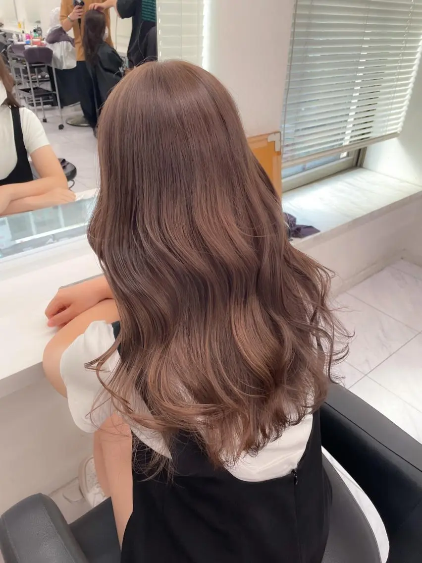 セミロング カラー 抜け感レイヤー︴ ニュアンスカラーのヘアスタイル