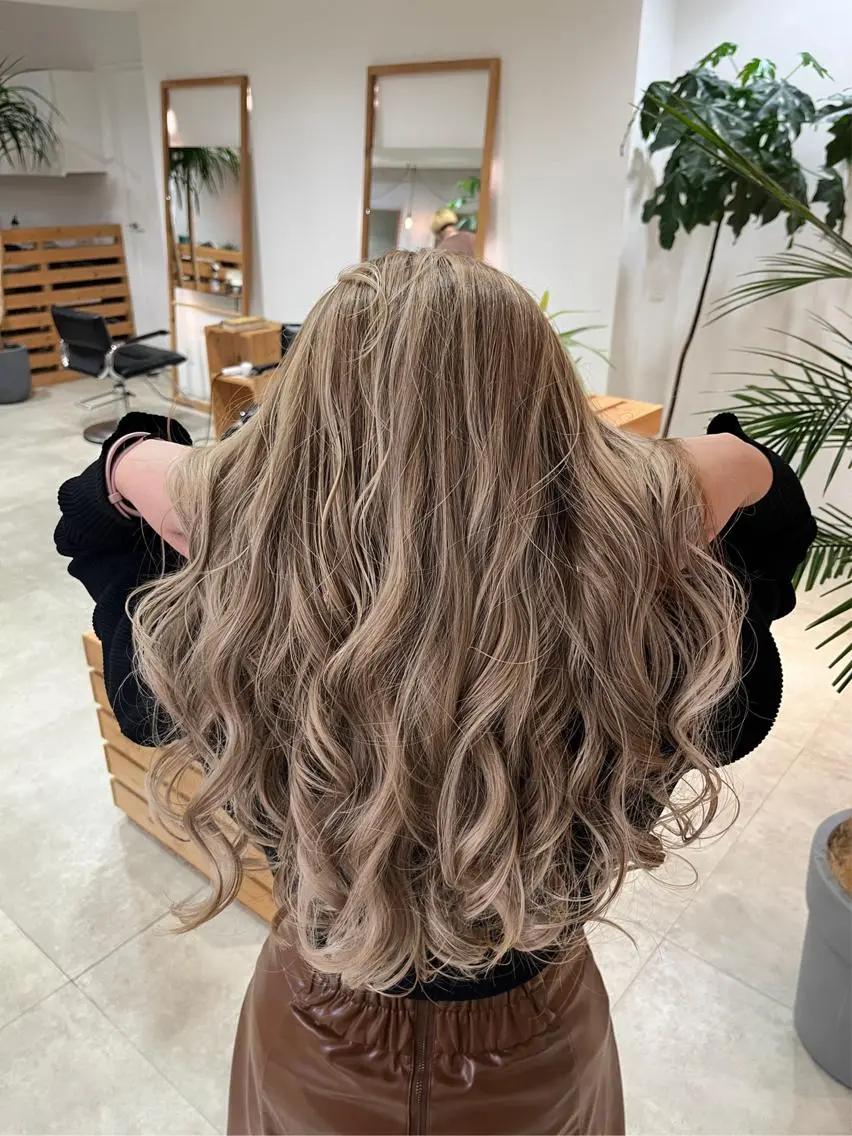 ロング アッシュ ボブ ハイライト 似合わせカット 縮毛矯正 カット ヘアカラー トリートメント Lino by hoNuaのヘアスタイル
