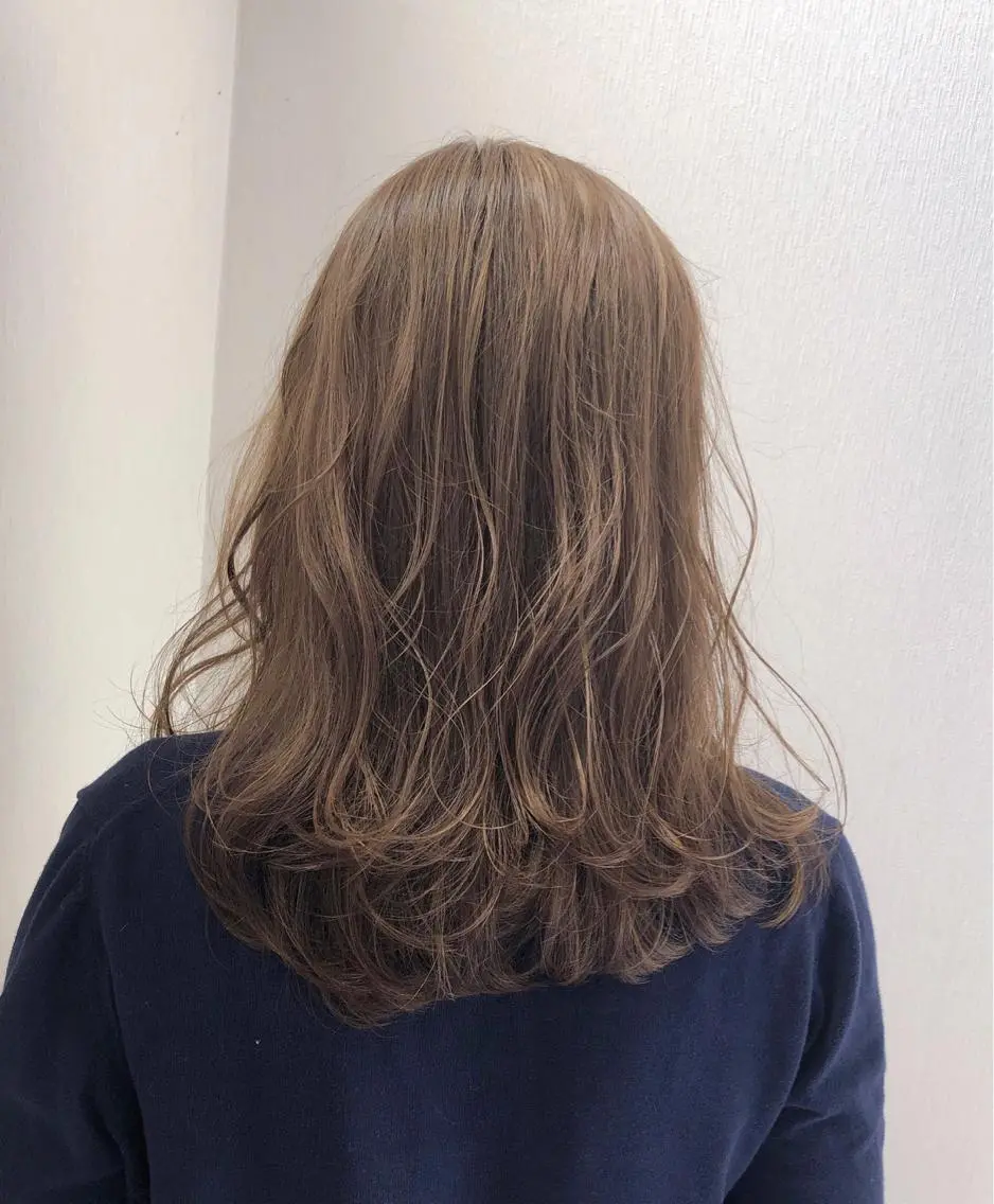 セミロング カラー ベージュカラー ハイライトカラー ハイライト 白井 つづりのヘアスタイル