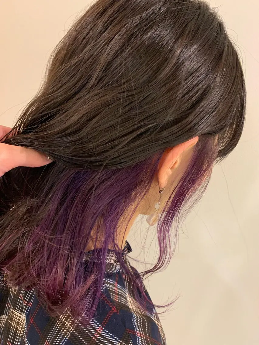 ミディアム カラー インナーカラー バイオレットカラー 顔まわりカット✄ ベージュカラー🧸のヘアスタイル