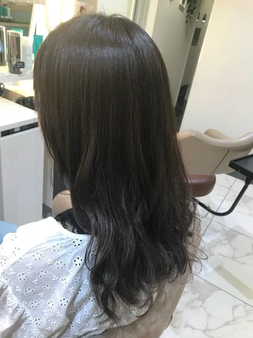 ロング カラー アッシュ ブルーカラー 清藤綾/脱白髪染め 白髪ぼかしハイライトのヘアスタイル