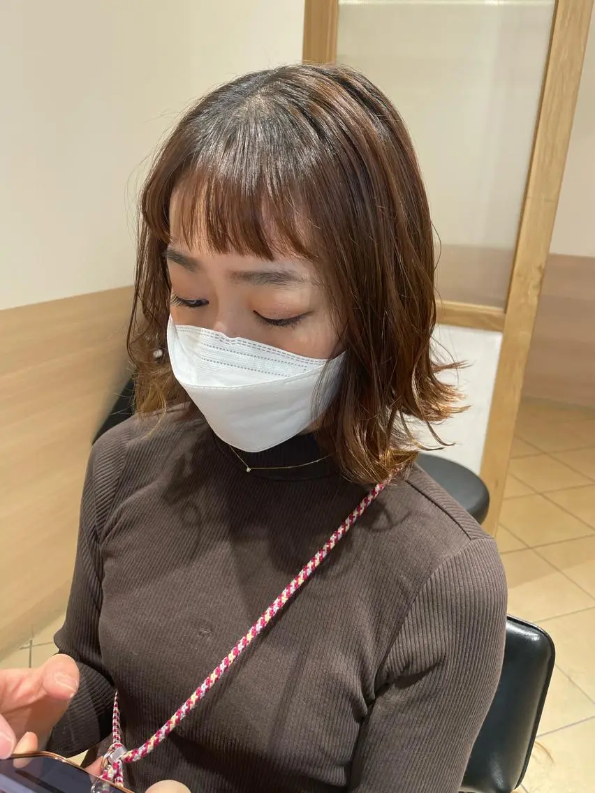 ショート ケアカラー ピンクブラウン オン眉 外ハネヘア カット 天野 瑠真のヘアスタイル