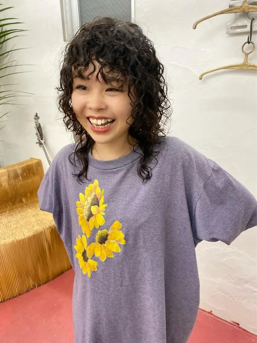 セミロング qiie/ハイトーン インナーカラーのヘアスタイル