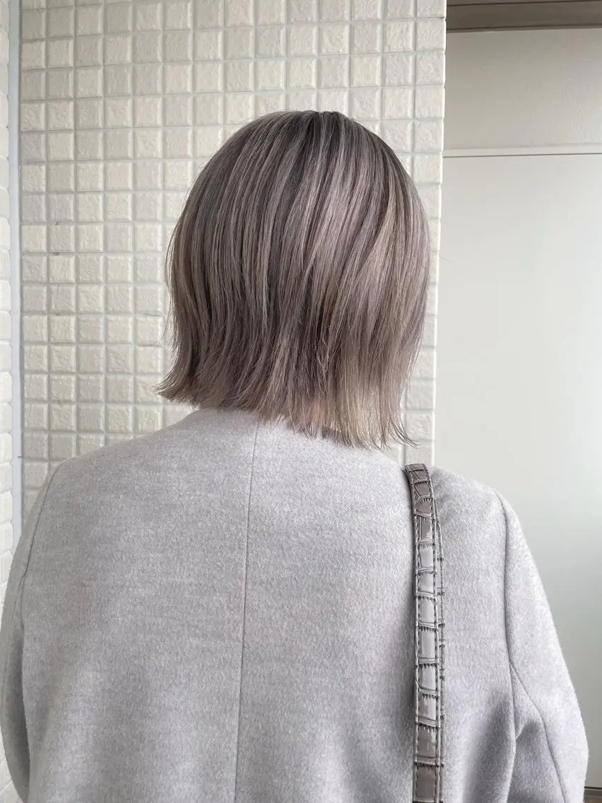 ショート カラー グレージュ ボブ 外ハネヘア カット ヘアカラー トリートメント ヘアセット メンズ特化 パーマ/オザワのヘアスタイル