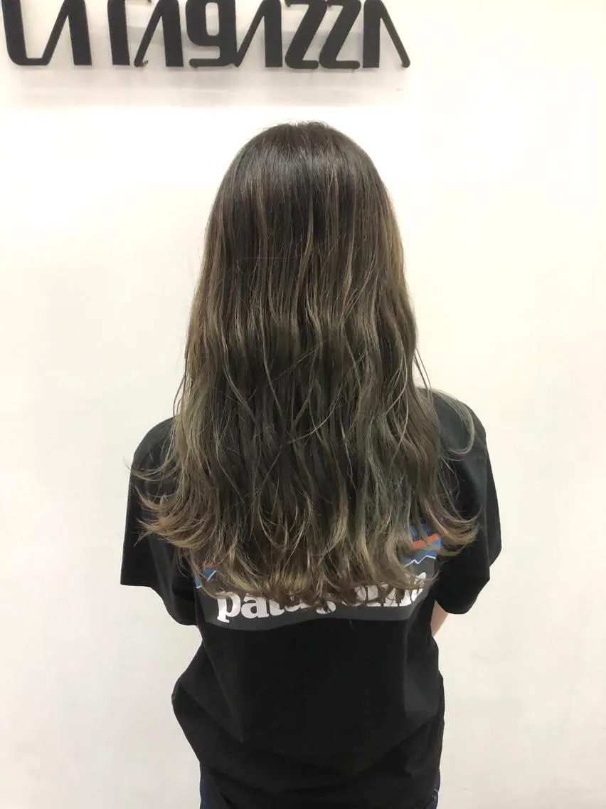 セミロング カラー バレイヤージュ レイヤーカット 東條 克義のヘアスタイル