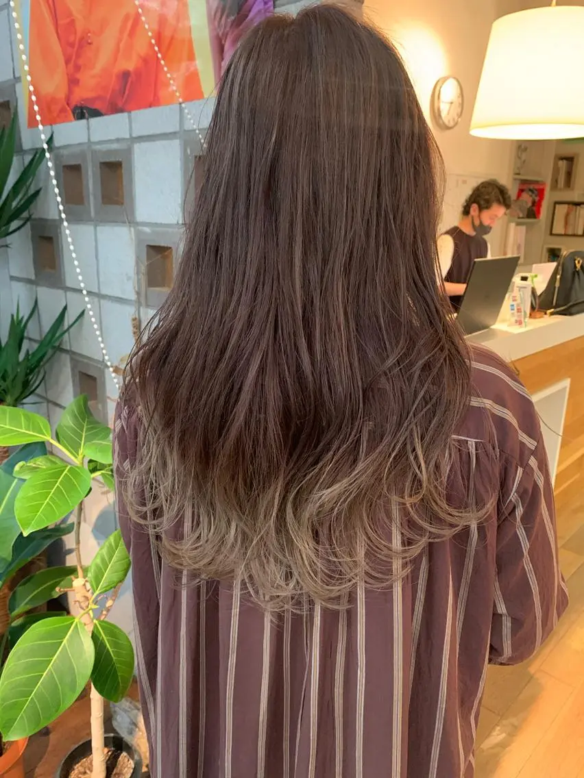 ロング カラー ブリーチ ケアブリーチ グラデーションカラー ヘアカラー 松本 夏海のヘアスタイル