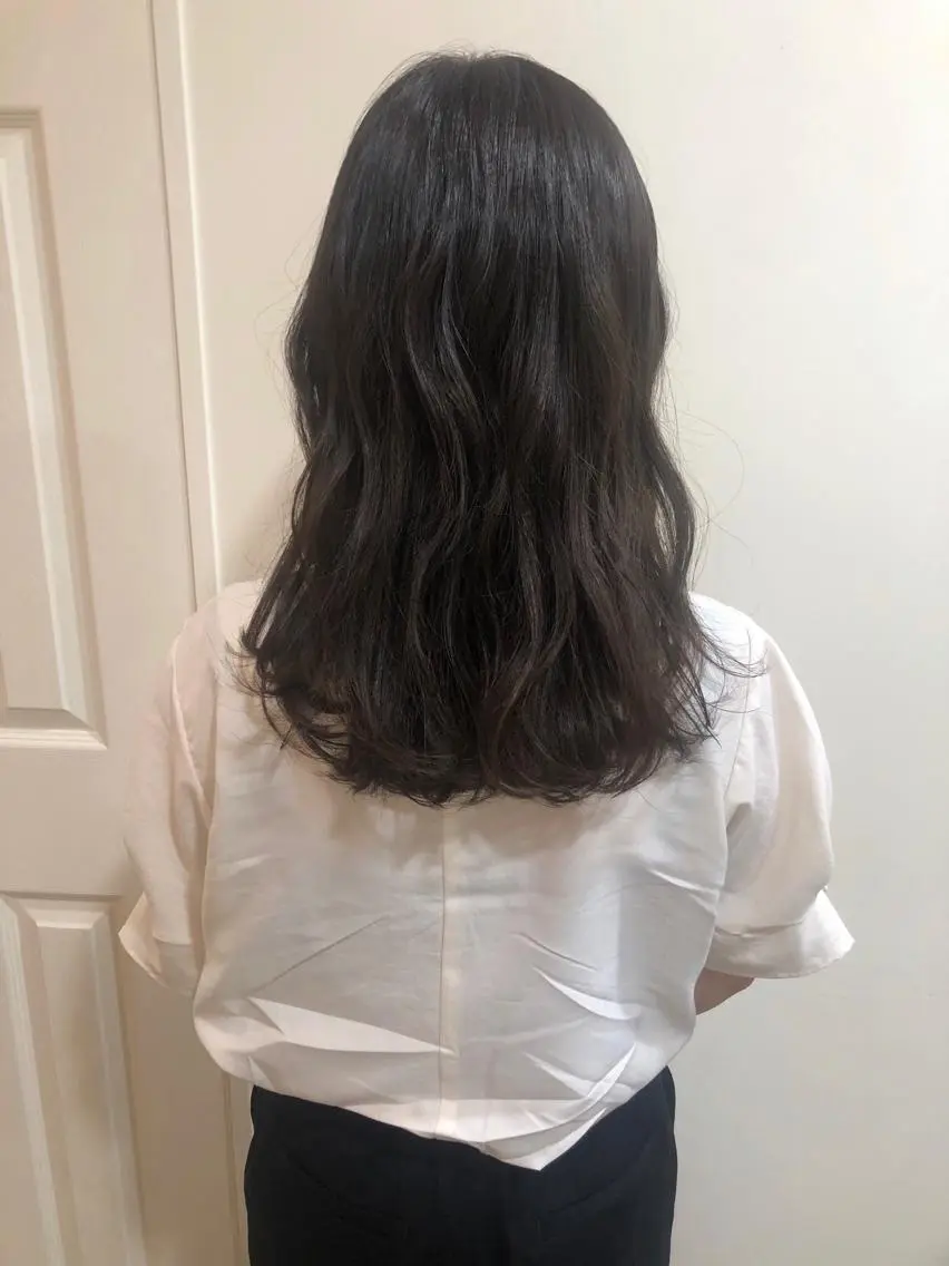 ミディアム カラー カット ヘアカラー トリートメント MIOベージュカラー 柔らかいカラーのヘアスタイル