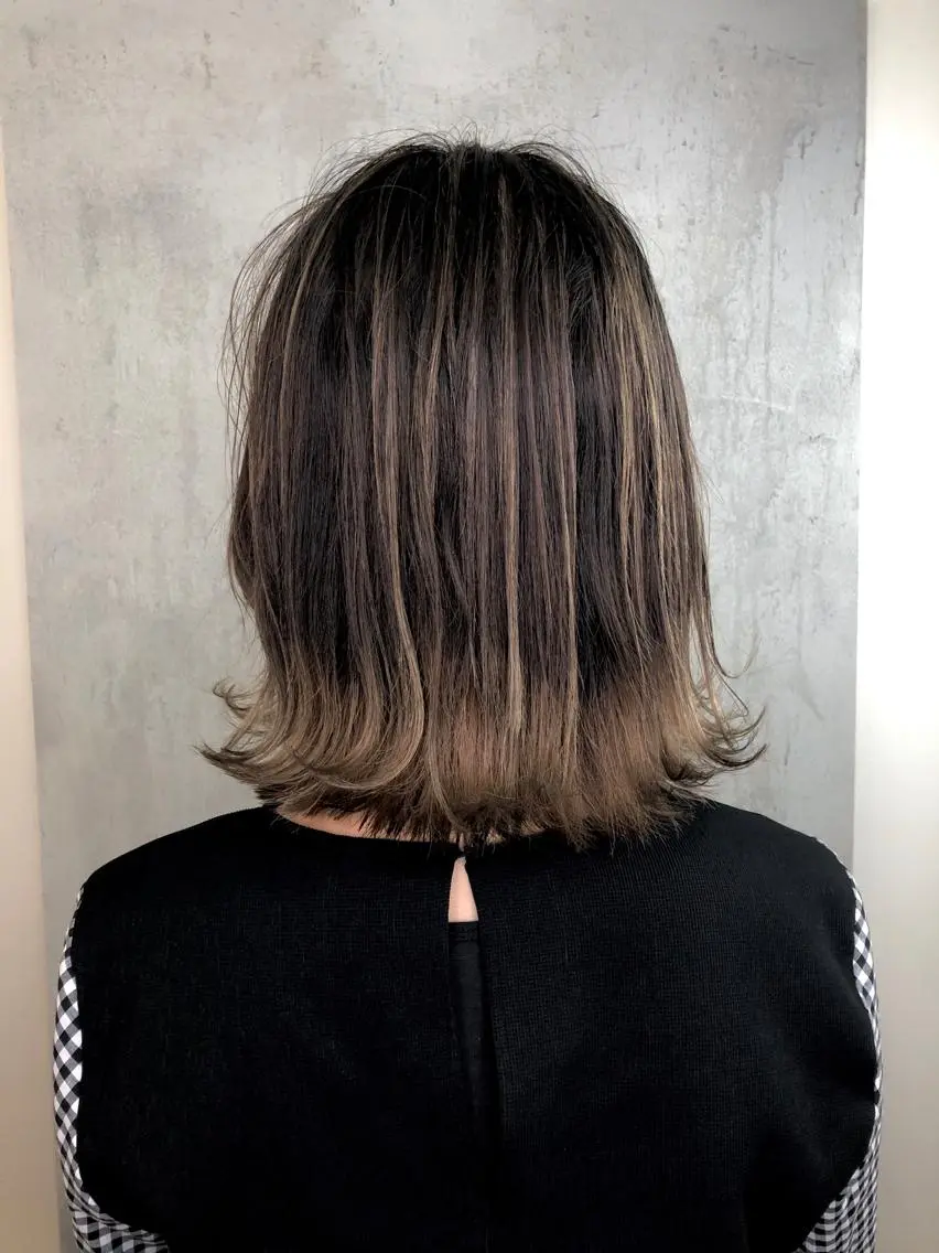 ショート ボブ ハイライト 外ハネヘア カット ヘアカラー トリートメント 峯 志帆のヘアスタイル