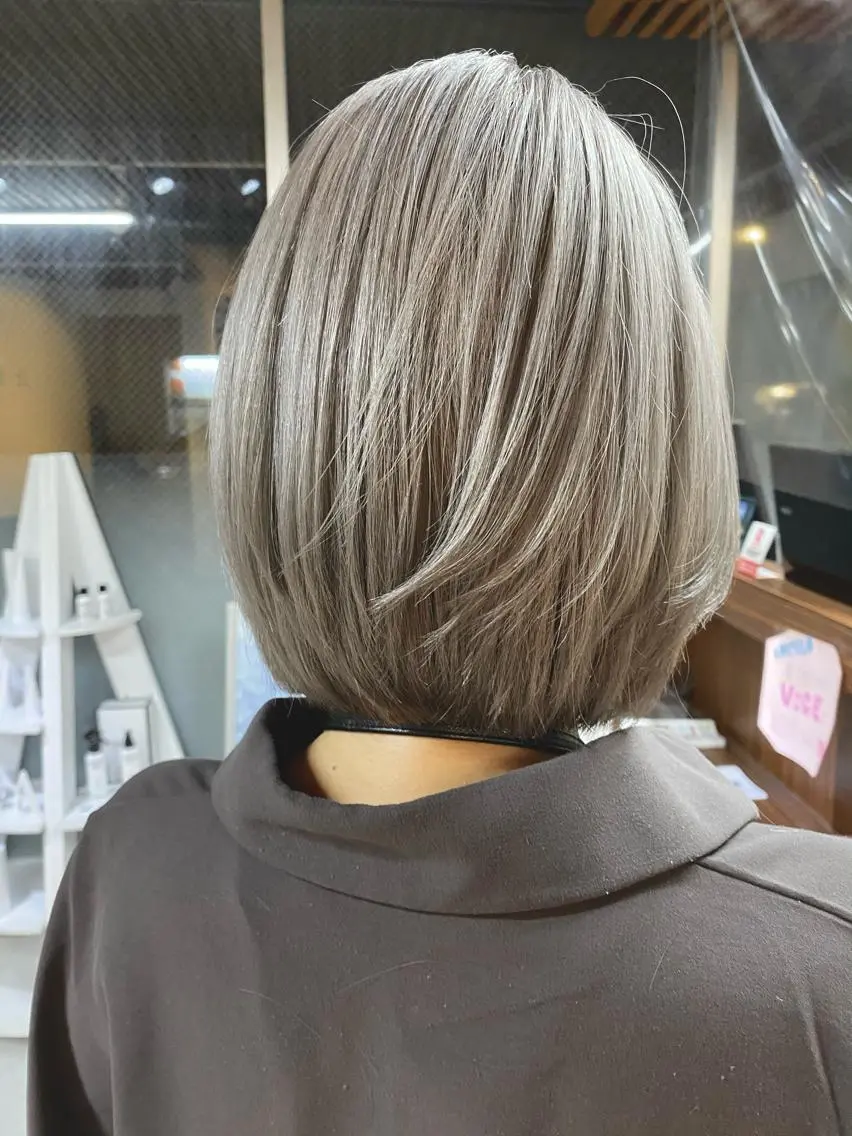 ショート カラー 白髪ぼかし バレイヤージュ志鎌のヘアスタイル