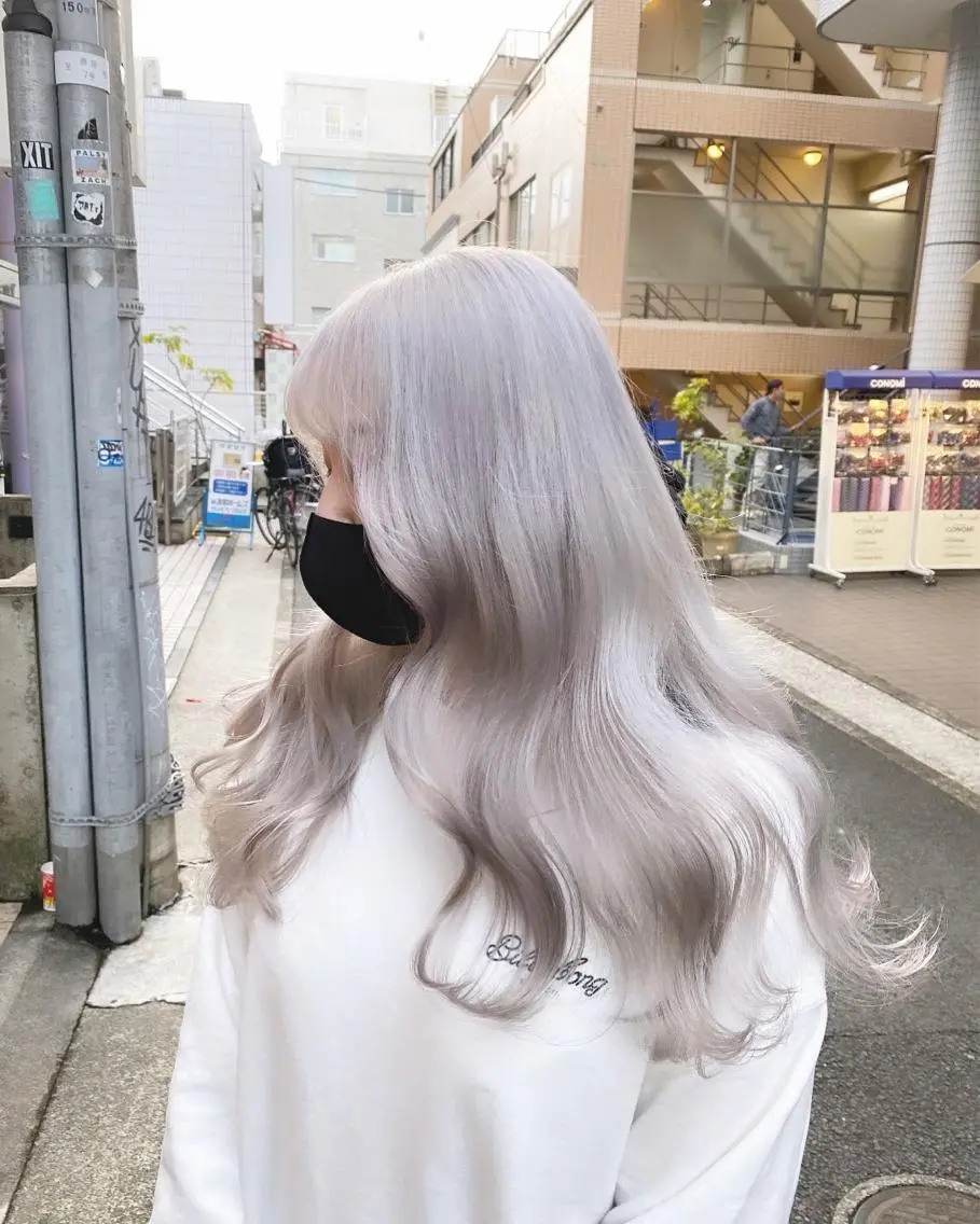 ロング カラー ヘアアレンジ シルバー ホワイトシルバー 柔らかカラー/ 縮毛矯正YUTO🧋のヘアスタイル
