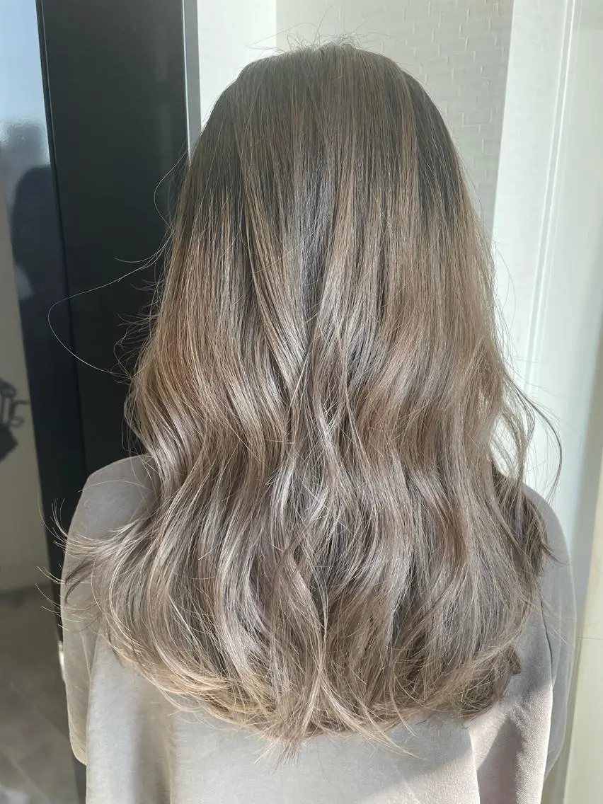ロング カラー バレイヤージュ グレージュ レイヤーカット ヘアカラー YUI/ ブリーチカラー🌷のヘアスタイル