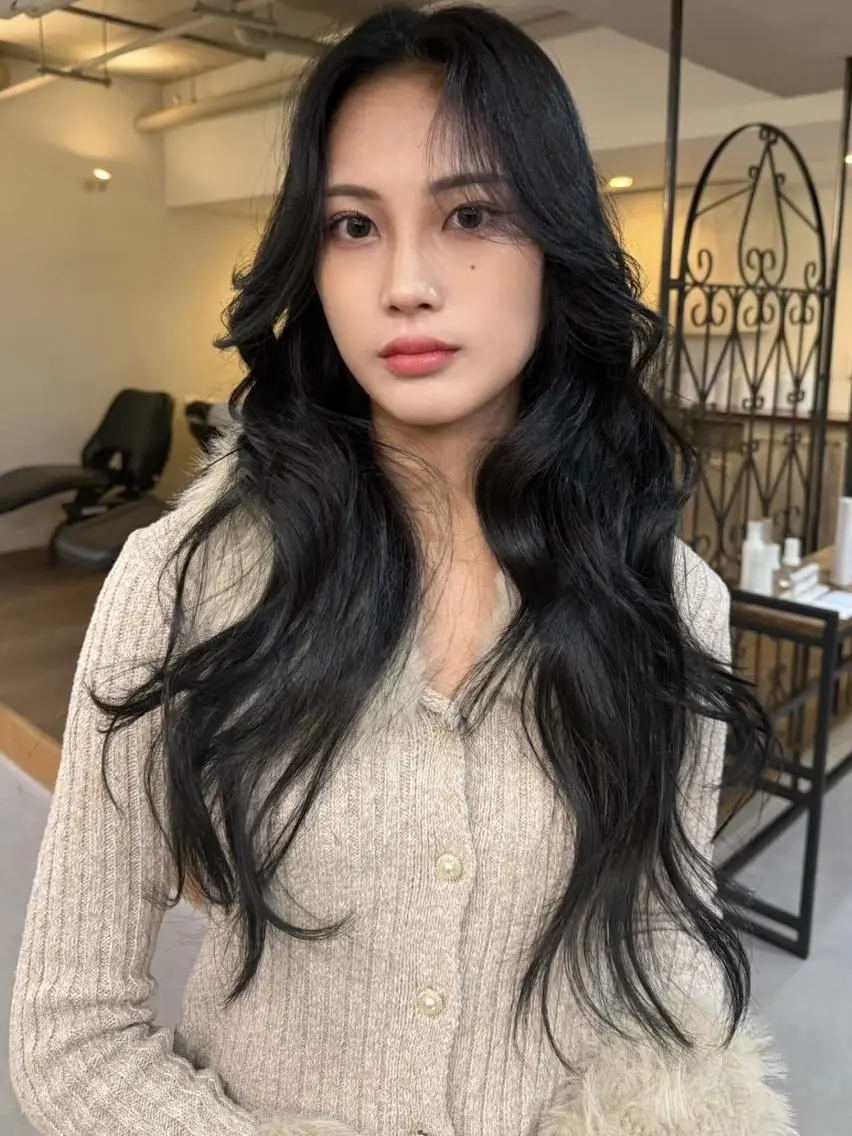 ロング カラー ロングレイヤー 黒髪 韓国風ヘア レイヤーカット ロング ili 梅田のヘアスタイル