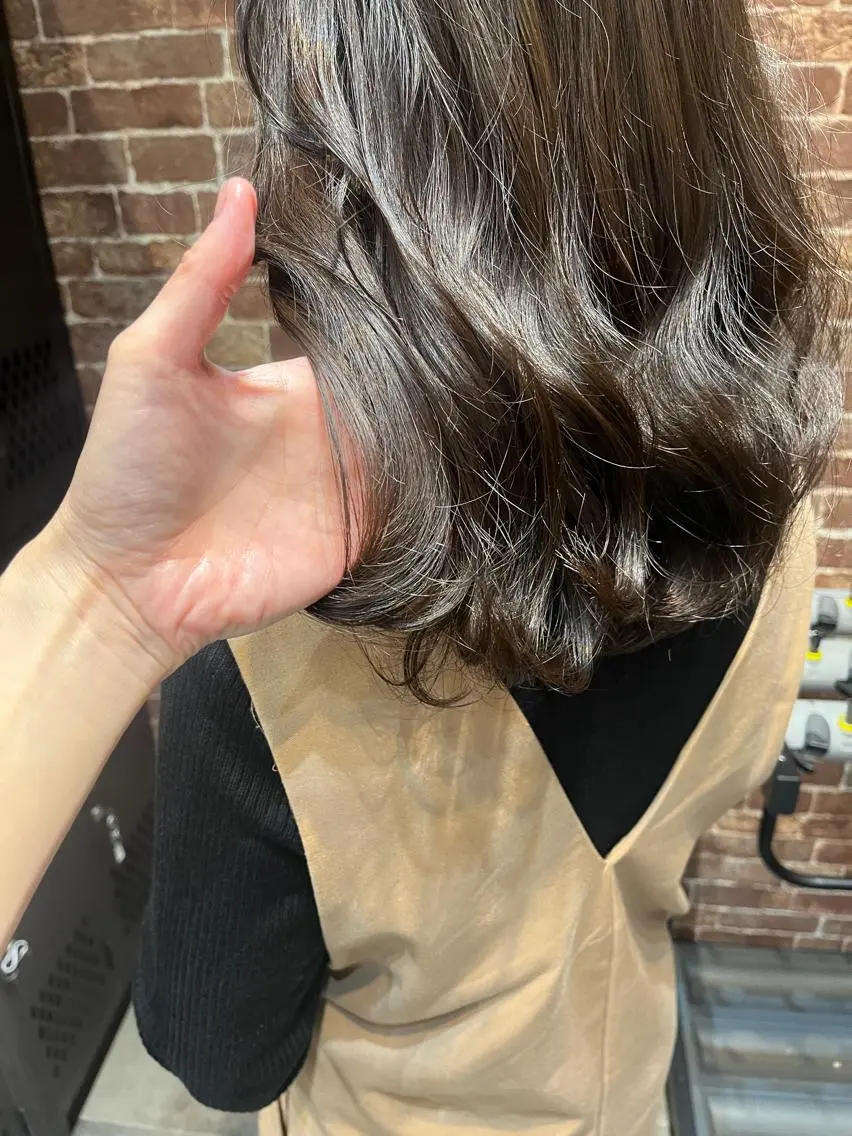 セミロング カラー パーマ ヘアアレンジ メンズ キッズ ネイル マツエク・マツパ アイブロウ メンズハイライト メンズパーマ セミロングパーマ ブラウンカラー ケアカラー 久木原 ゆりのヘアスタイル
