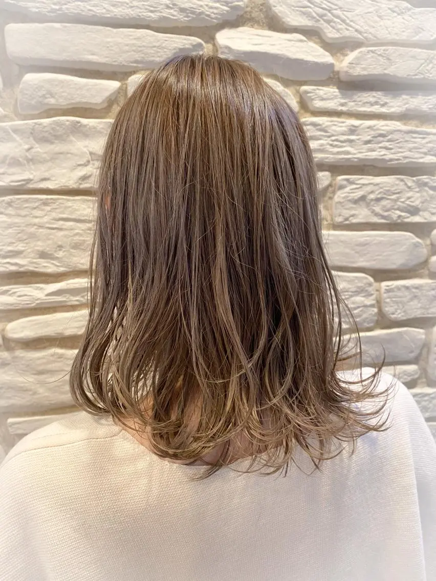 セミロング カラー ヘアアレンジ ベージュカラー ミルクティーベージュ カット ヘアカラー トリートメント 溝口 ひなこのマツエク・マツパデザイン