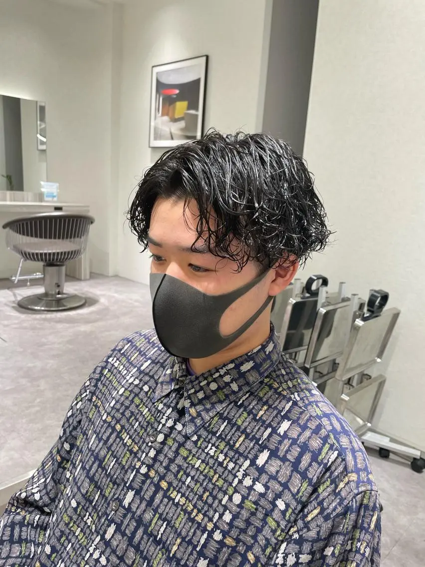 ショート パーマ メンズ メンズブリーチ センターパート メンズハイライト メンズメッシュ メンズパーマ メンズ特化/今池駅 徒歩1分/岡本一真のヘアスタイル