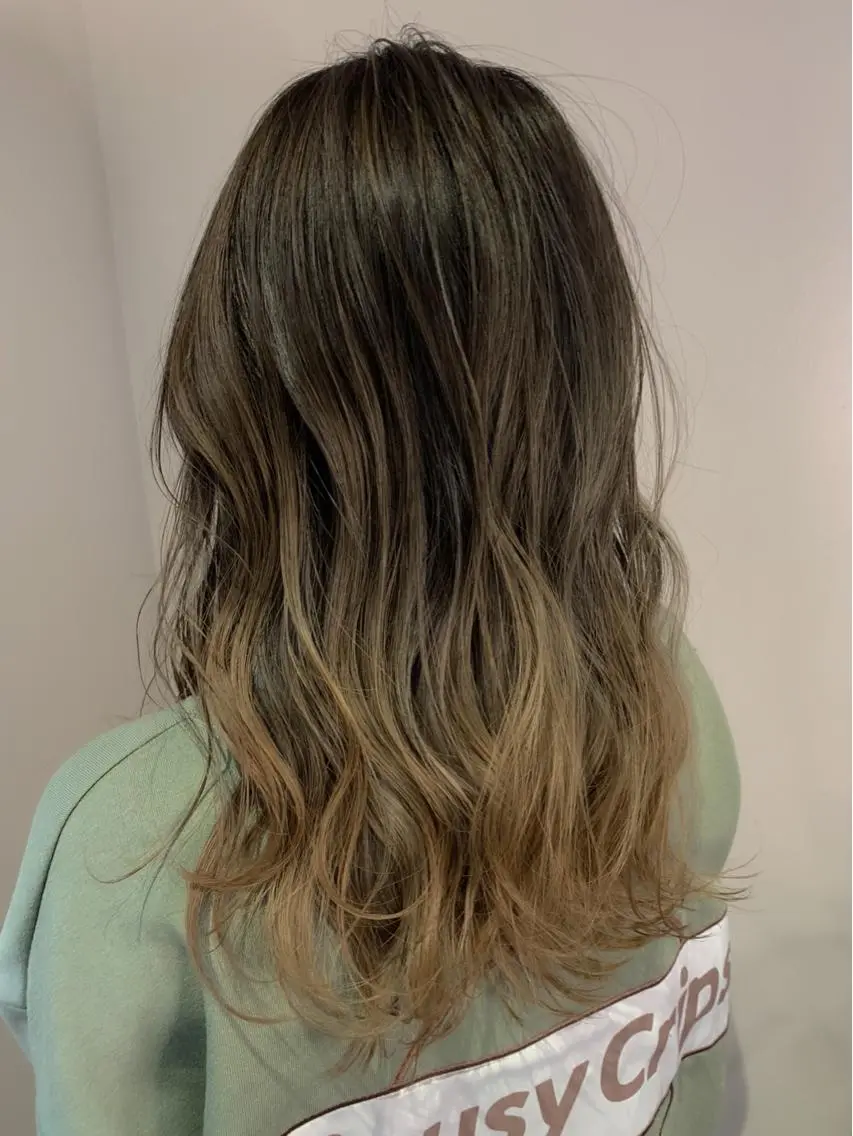 セミロング カラー バレイヤージュ ベージュカラー レイヤーカット ヘアカラー トリートメント Chlom🌿Top Stylist沖田のヘアスタイル