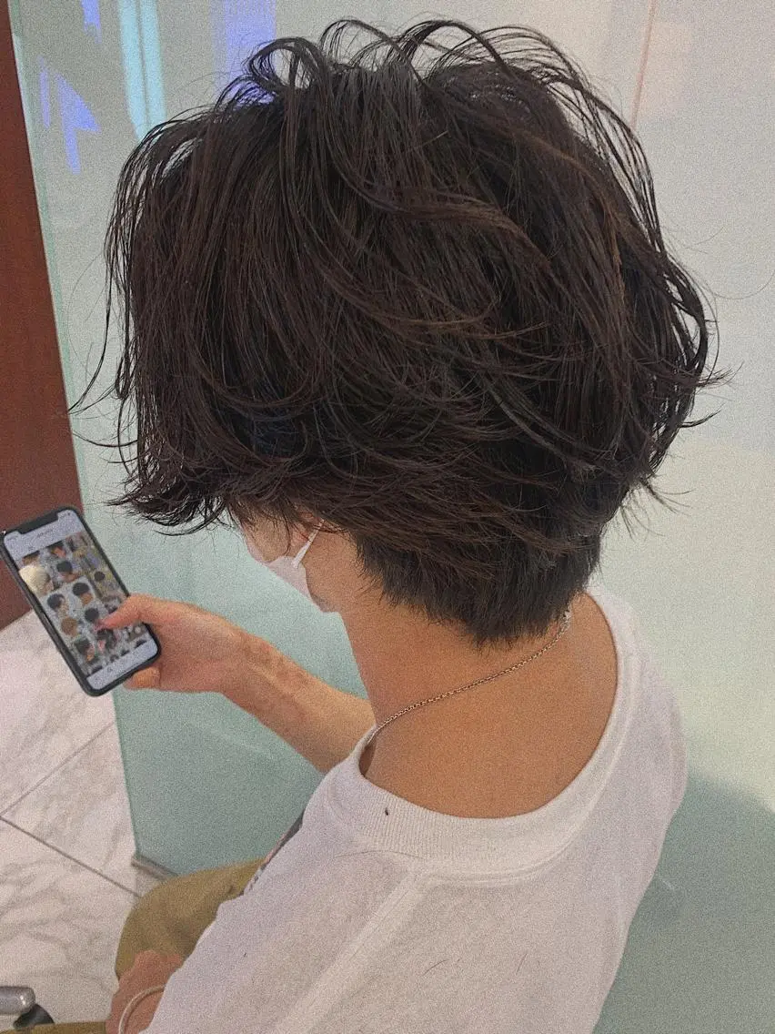 ミディアム パーマ メンズ ミディアムパーマ センターパート メンズパーマ ニュアンスパーマ 三矢 ちなつのヘアスタイル
