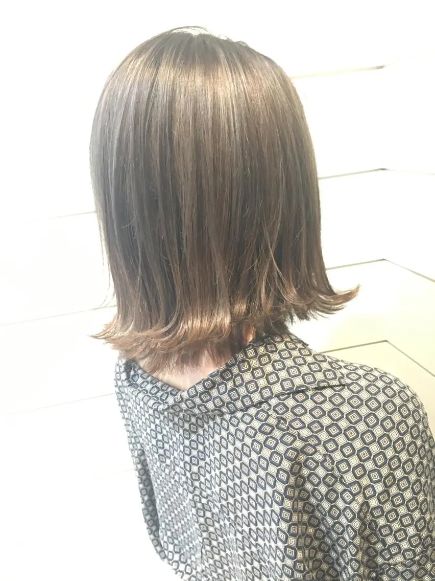 ミディアム カラー グレージュ ハイライトカラー ハイライト 鍵山 千秋のヘアスタイル