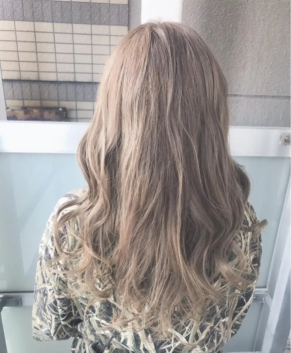 ロング カラー アッシュ ベージュカラー ブリーチ グレージュ 岩谷/ブリーチ 🪽透明感カラーのヘアスタイル