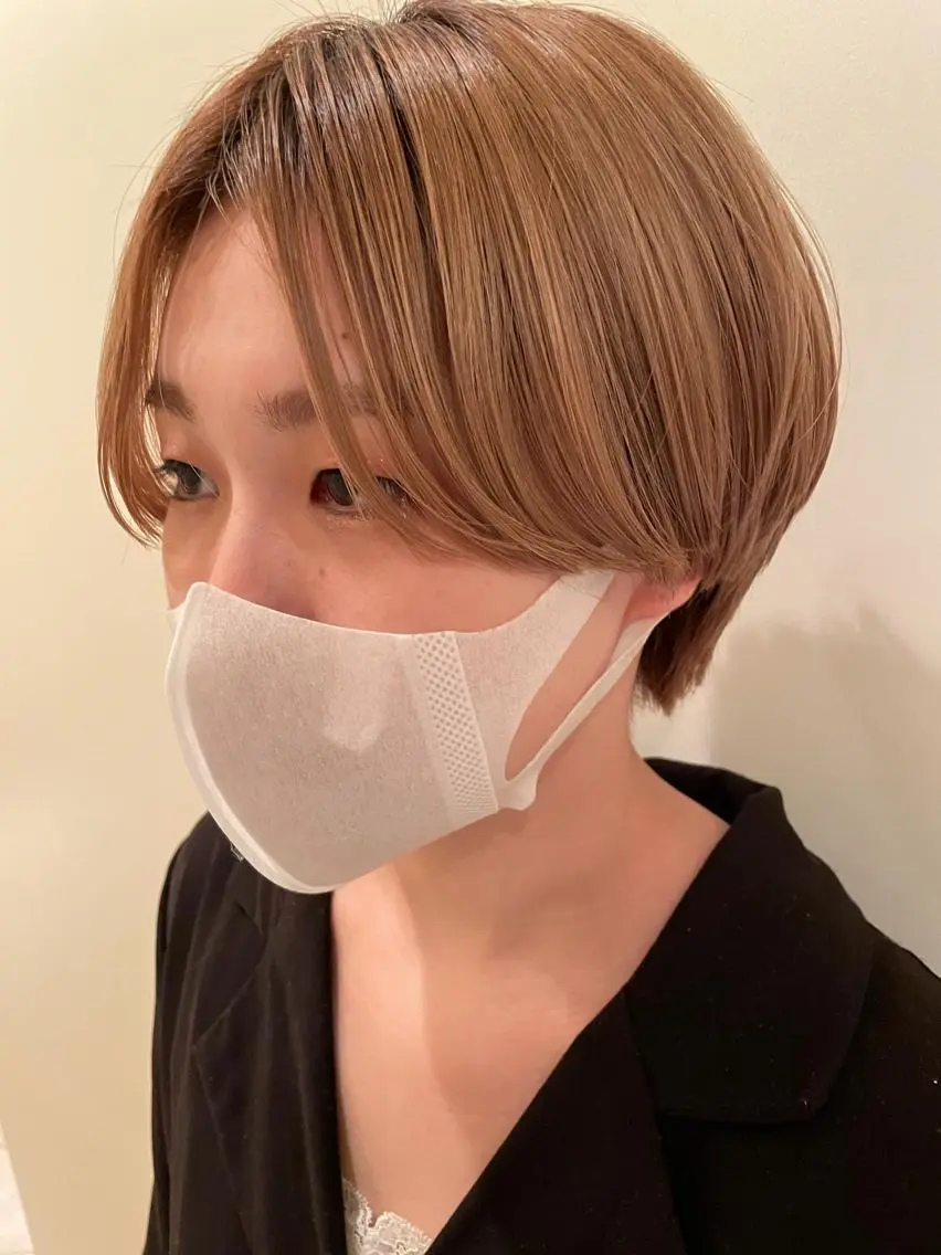 ショート 白髪ぼかしハイライト 脱白髪染めのヘアスタイル